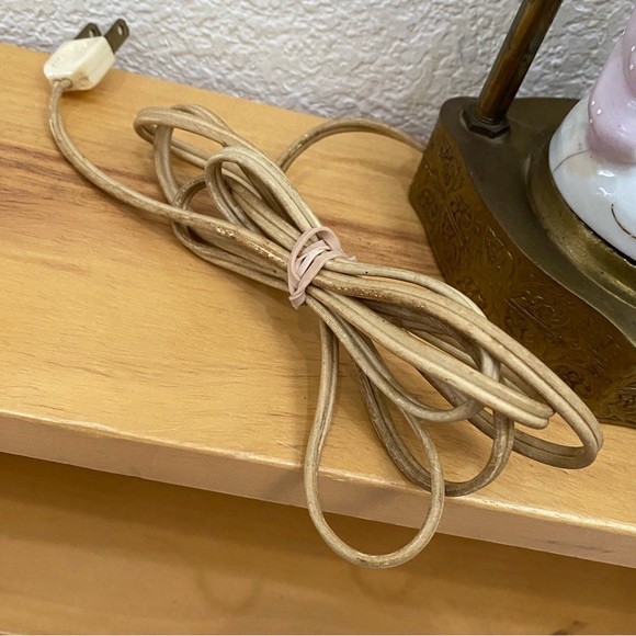 Antique Victorian Lady with Violin Porcelain Decorative Table Lamp - Picture 11 of 16